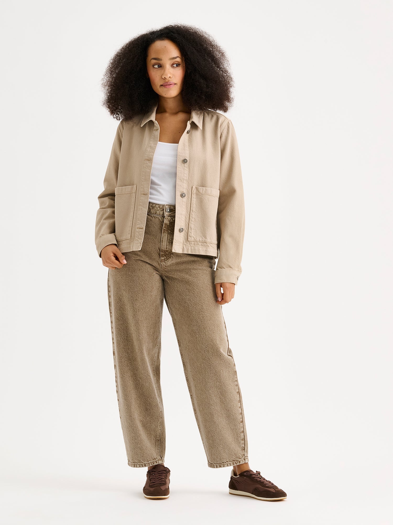 Nanso women's relaxed short MIMI jacket in a beautiful brown shade on a model with brown jeans.
