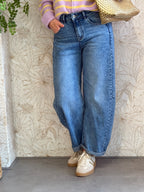 Balloon Jeans with Super Stretchy Fabric and True-to-Size Fit