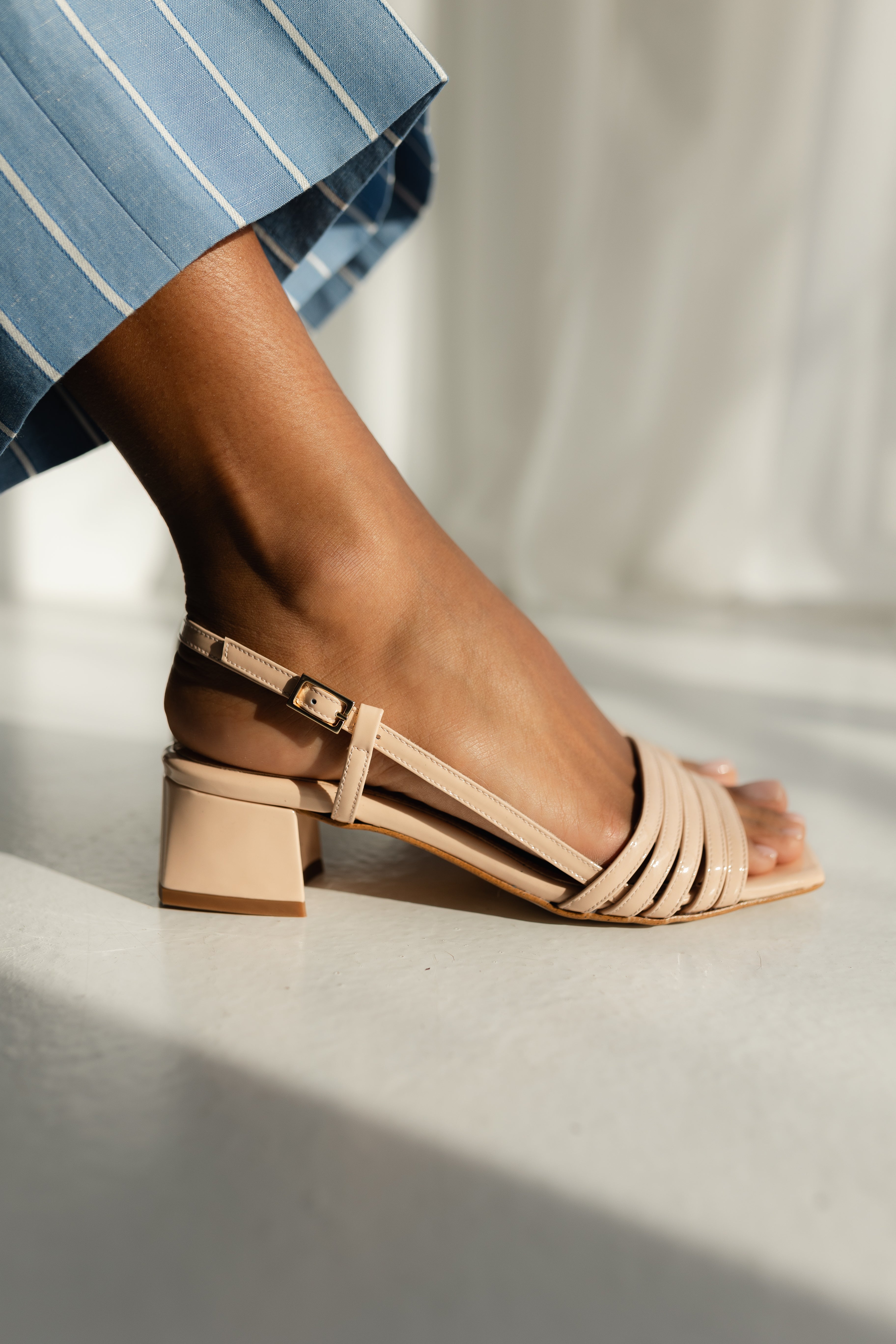 Sandalia de mujer en piel efecto charol nude con tacón de 4 cm