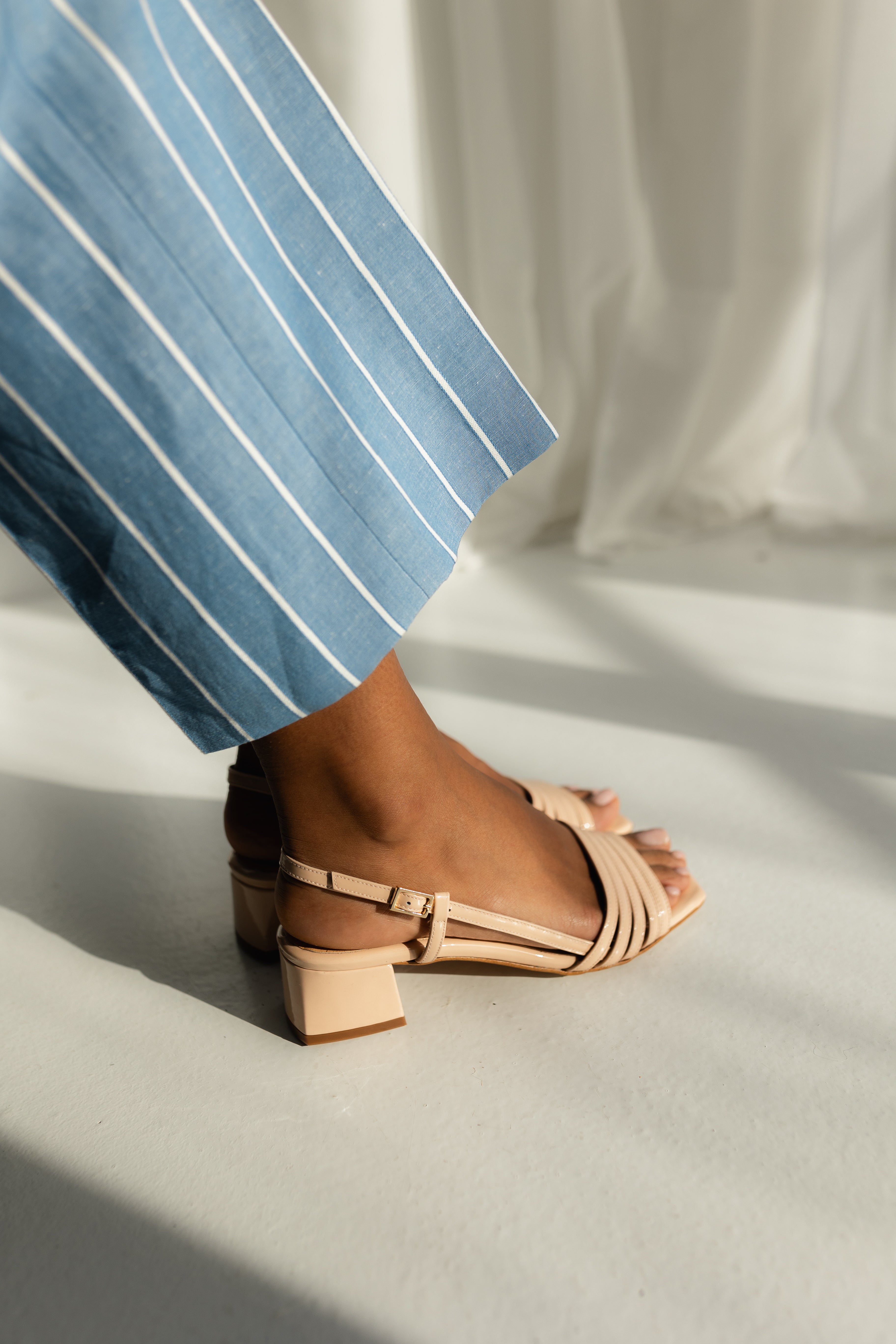 Sandalia cómoda de piel charol nude con tacón 4 cm